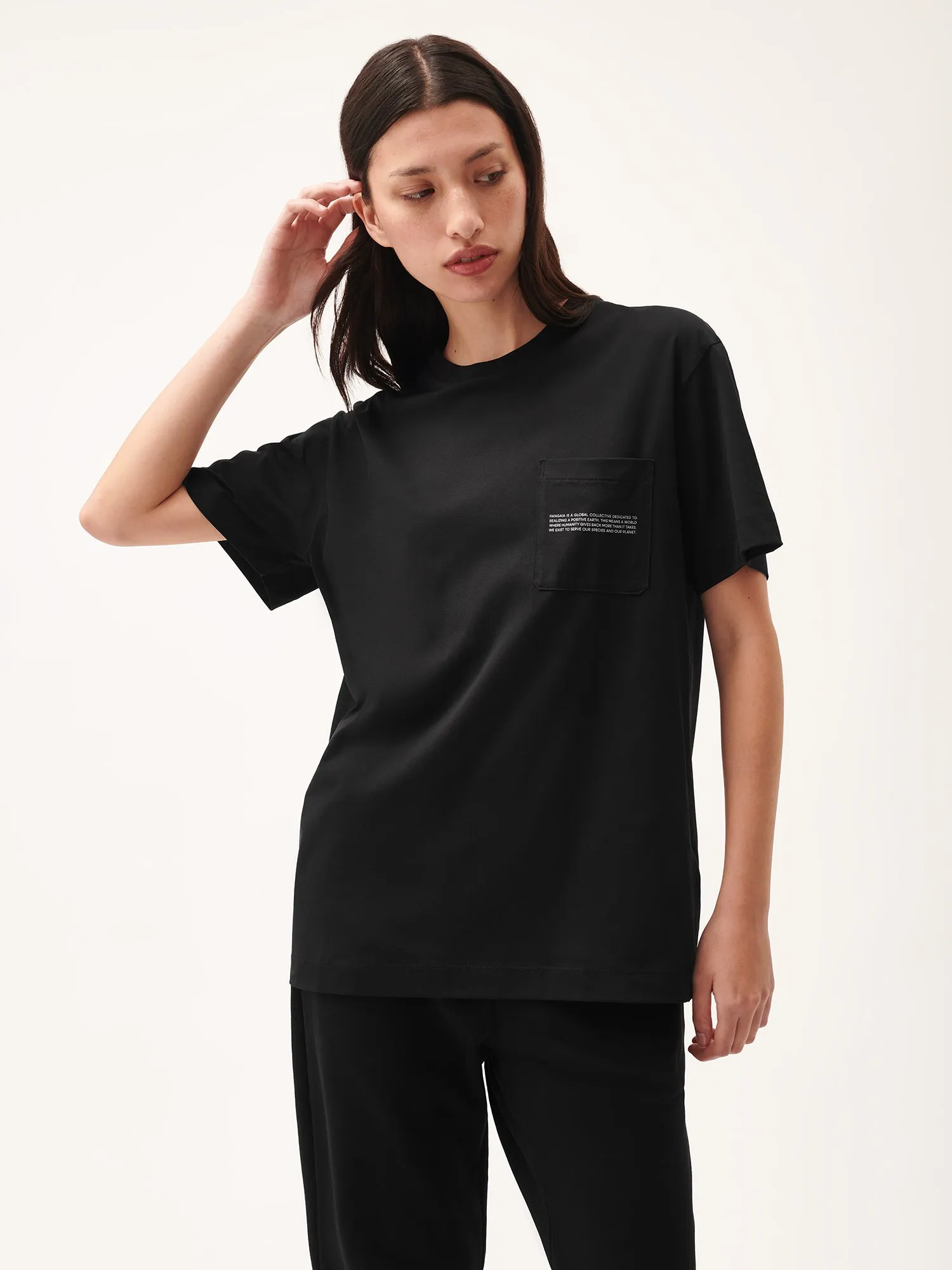Womens 365 Lightweight Pocket T-Shirt—black